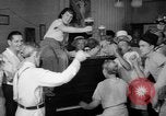 Standbild Schepps Bier angeboten zum Sonderpreis von 60 Cent pro Stunde Dallas Texas United States USA, 1935, aus Sekunde 31 historischem Filmmaterial Videoclip 65675042250