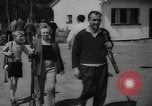 Standbild belgische Flüchtlinge Kongo, 1960, aus Sekunde 17 historischem Filmmaterial Videoclip 65675042251