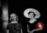 Standbild Sorten der Hüte United States USA, 1958, aus Sekunde 6 historischem Filmmaterial Videoclip 65675042273