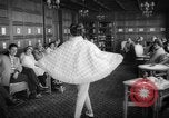 Image défilé Suisse, 1959, de la seconde 25 séquences d'archives historiques vidéo 65675042280