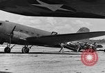 Image Jeeps utilisés dans le monde entier au cours Seconde Guerre Mondiale United States USA, 1943, de la seconde 13 séquences d'archives historiques vidéo 65675042283