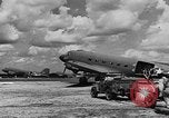 Image Jeeps utilisés dans le monde entier au cours Seconde Guerre Mondiale United States USA, 1943, de la seconde 14 séquences d'archives historiques vidéo 65675042283
