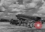 Image Jeeps utilisés dans le monde entier au cours Seconde Guerre Mondiale United States USA, 1943, de la seconde 16 séquences d'archives historiques vidéo 65675042283