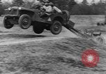 Image Jeeps utilisés dans le monde entier au cours Seconde Guerre Mondiale United States USA, 1943, de la seconde 33 séquences d'archives historiques vidéo 65675042283