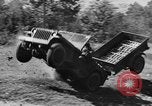 Image Jeeps utilisés dans le monde entier au cours Seconde Guerre Mondiale United States USA, 1943, de la seconde 35 séquences d'archives historiques vidéo 65675042283