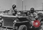 Image Jeeps utilisés dans le monde entier au cours Seconde Guerre Mondiale United States USA, 1943, de la seconde 58 séquences d'archives historiques vidéo 65675042283