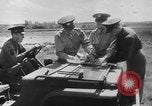 Image Jeeps utilisés dans le monde entier au cours Seconde Guerre Mondiale United States USA, 1943, de la seconde 59 séquences d'archives historiques vidéo 65675042283