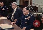 Immagine di James R Schlesinger Washington DC USA, 1974, secondo 29 filmato di repertorio 65675042307