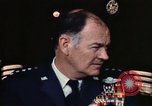 Immagine di Il Segretario della Difesa James Schlesinger Washington DC USA, 1974, secondo 18 filmato di repertorio 65675042308