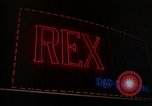 Standbild Neon Sign Saigon Vietnam, 1964, aus Sekunde 54 historischem Filmmaterial Videoclip 65675042316