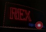 Standbild Neon Sign Saigon Vietnam, 1964, aus Sekunde 55 historischem Filmmaterial Videoclip 65675042316