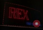 Standbild Neon Sign Saigon Vietnam, 1964, aus Sekunde 57 historischem Filmmaterial Videoclip 65675042316