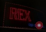Standbild Neon Sign Saigon Vietnam, 1964, aus Sekunde 59 historischem Filmmaterial Videoclip 65675042316