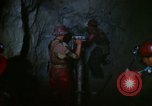 Image déverser du minerai la bolivie, 1966, de la seconde 6 séquences d'archives historiques vidéo 65675042325