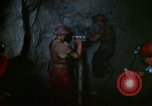 Image déverser du minerai la bolivie, 1966, de la seconde 7 séquences d'archives historiques vidéo 65675042325