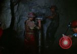 Image déverser du minerai la bolivie, 1966, de la seconde 8 séquences d'archives historiques vidéo 65675042325