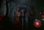 Image déverser du minerai la bolivie, 1966, de la seconde 9 séquences d'archives historiques vidéo 65675042325