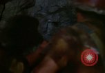 Image déverser du minerai la bolivie, 1966, de la seconde 20 séquences d'archives historiques vidéo 65675042325