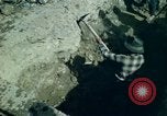 Standbild pick ax Bolivien, 1966, aus Sekunde 20 historischem Filmmaterial Videoclip 65675042327