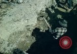 Standbild pick ax Bolivien, 1966, aus Sekunde 24 historischem Filmmaterial Videoclip 65675042327