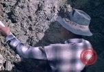 Standbild pick ax Bolivien, 1966, aus Sekunde 30 historischem Filmmaterial Videoclip 65675042327