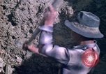 Standbild pick ax Bolivien, 1966, aus Sekunde 31 historischem Filmmaterial Videoclip 65675042327