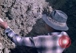 Standbild pick ax Bolivien, 1966, aus Sekunde 32 historischem Filmmaterial Videoclip 65675042327