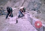 Standbild pick ax Bolivien, 1966, aus Sekunde 37 historischem Filmmaterial Videoclip 65675042327