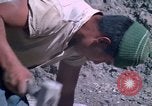 Standbild pick ax Bolivien, 1966, aus Sekunde 49 historischem Filmmaterial Videoclip 65675042327