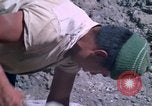 Standbild pick ax Bolivien, 1966, aus Sekunde 50 historischem Filmmaterial Videoclip 65675042327