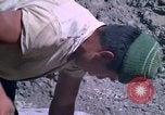Standbild pick ax Bolivien, 1966, aus Sekunde 51 historischem Filmmaterial Videoclip 65675042327