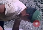 Standbild pick ax Bolivien, 1966, aus Sekunde 52 historischem Filmmaterial Videoclip 65675042327