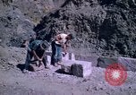 Standbild pick ax Bolivien, 1966, aus Sekunde 53 historischem Filmmaterial Videoclip 65675042327