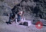Standbild pick ax Bolivien, 1966, aus Sekunde 55 historischem Filmmaterial Videoclip 65675042327