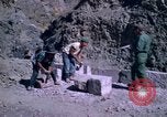 Standbild pick ax Bolivien, 1966, aus Sekunde 56 historischem Filmmaterial Videoclip 65675042327