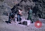 Standbild pick ax Bolivien, 1966, aus Sekunde 57 historischem Filmmaterial Videoclip 65675042327