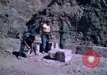 Standbild pick ax Bolivien, 1966, aus Sekunde 58 historischem Filmmaterial Videoclip 65675042327