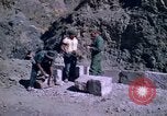 Standbild pick ax Bolivien, 1966, aus Sekunde 59 historischem Filmmaterial Videoclip 65675042327
