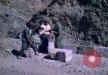 Standbild pick ax Bolivien, 1966, aus Sekunde 60 historischem Filmmaterial Videoclip 65675042327