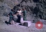 Standbild pick ax Bolivien, 1966, aus Sekunde 61 historischem Filmmaterial Videoclip 65675042327