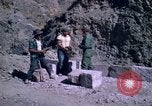 Standbild pick ax Bolivien, 1966, aus Sekunde 62 historischem Filmmaterial Videoclip 65675042327