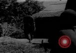 Image sud-vietnamiens soldats patrouillent village Vietnam, 1970, de la seconde 17 séquences d'archives historiques vidéo 65675042355