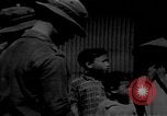 Image sud-vietnamiens soldats patrouillent village Vietnam, 1970, de la seconde 18 séquences d'archives historiques vidéo 65675042355