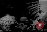 Image sud-vietnamiens soldats patrouillent village Vietnam, 1970, de la seconde 28 séquences d'archives historiques vidéo 65675042355
