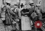 Standbild Waffenstillstand Ersten Weltkrieg Feiern  und von Pershing ziert Frankreich, 1918, aus Sekunde 32 historischem Filmmaterial Videoclip 65675042395