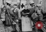 Standbild Waffenstillstand Ersten Weltkrieg Feiern  und von Pershing ziert Frankreich, 1918, aus Sekunde 33 historischem Filmmaterial Videoclip 65675042395
