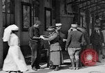 Image bâtiment de la Croix-Rouge France, 1918, de la seconde 54 séquences d'archives historiques vidéo 65675042398