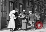 Image bâtiment de la Croix-Rouge France, 1918, de la seconde 55 séquences d'archives historiques vidéo 65675042398