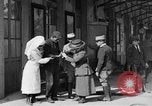 Image bâtiment de la Croix-Rouge France, 1918, de la seconde 57 séquences d'archives historiques vidéo 65675042398