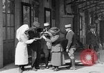 Image bâtiment de la Croix-Rouge France, 1918, de la seconde 58 séquences d'archives historiques vidéo 65675042398